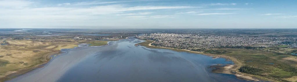 Vista aérea de la ciudad de Santa Fe, Argentina y la laguna Setúbal, brazo del río Paraná