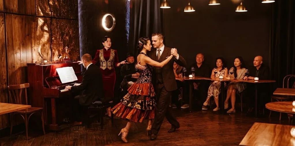 Los shows profesionales de tango más destacados en Buenos Aires se distinguen por ofrecer cenas de calidad superior, bailarines de élite y orquestas en vivo.