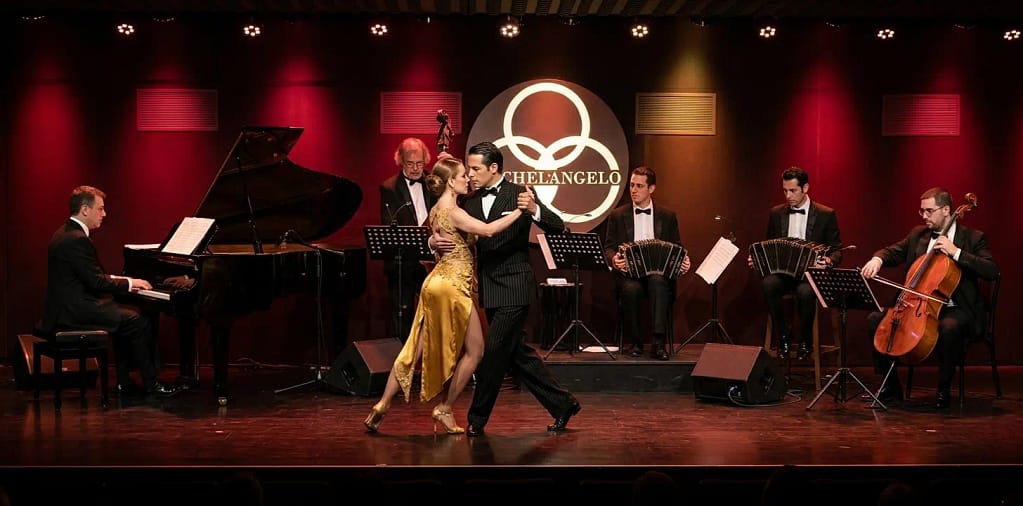 Ver tango en Buenos Aires. Uno de los escenarios más exclusivos lo ofrece la histórica casa de Tango Michelangelo, ubicada en el barrio de San Telmo de Buenos Aires