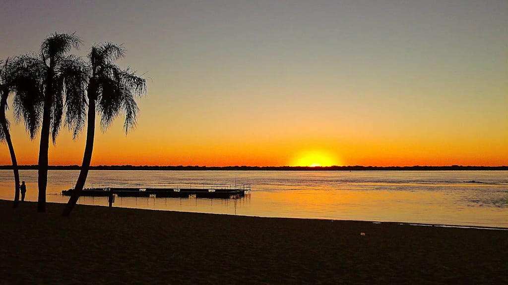 Atardecer en la playa de Bella Vista, provincia de Corrientes, Argentina, a la vera del río Paraná.
Foto de Adrián Ramirez, CC BY-SA 4.0, via Wikimedia Commons.