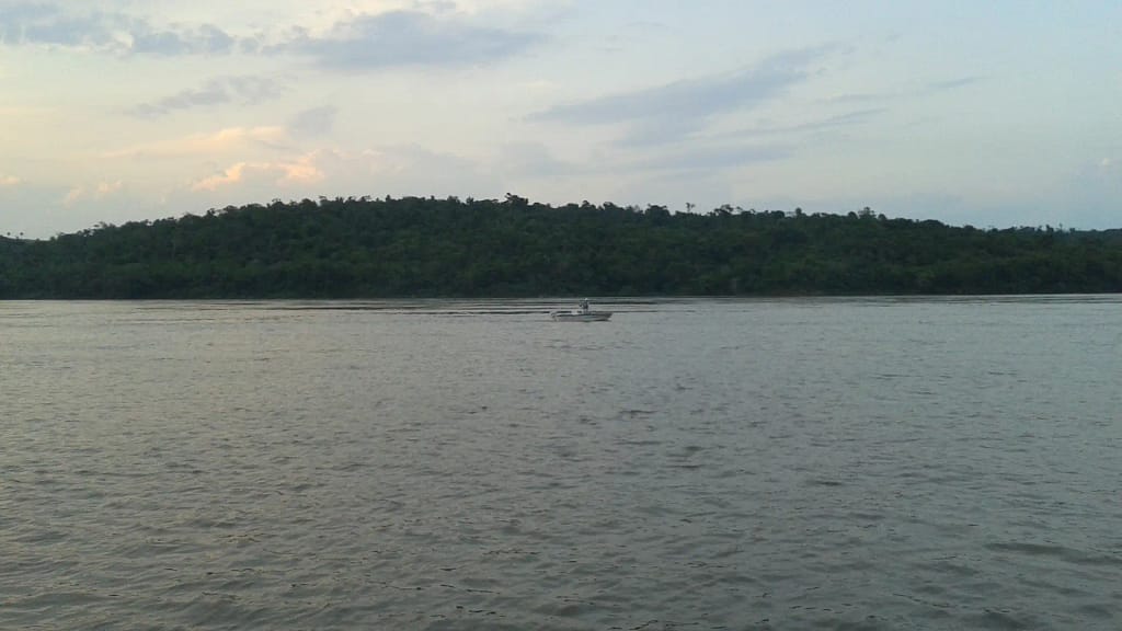 Foto de Horacio Cambeiro, CC BY 3.0, via Wikimedia Commons. Rio Parana. Puerto Mineral. Provicnia de Misiones. Argentina