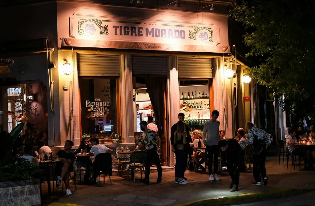 Turistas disfrutando de restaurantes y vida nocturna en el barrio de Palermo en Buenos Aires.