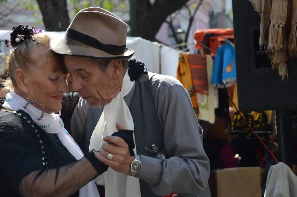 Pareja bailando tango callejero en Buenos Aires
