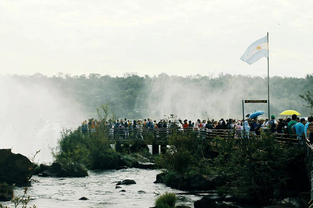 Foto de Jennifer Marchetti en Pexels. Balcon garganta del diablo. Cataratas del Iguazu, Misiones, Argentina