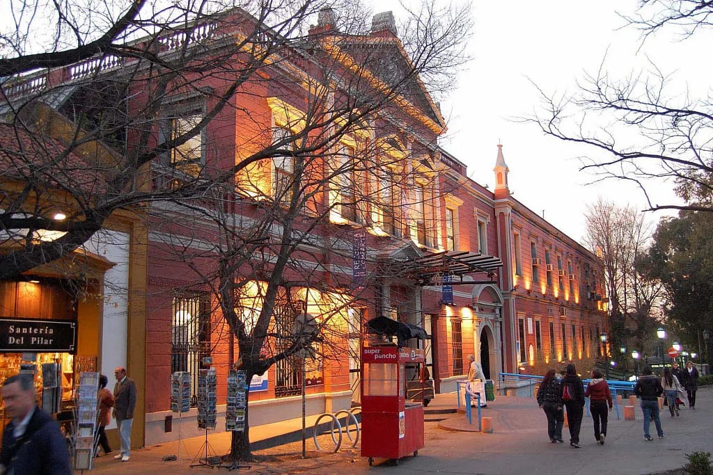 Centro Cultural Recoleta, Ciudad Autónoma de Buenos Aires, Argentina. Construido en un casco histórico con 300 años de historia, conecta tradición y vanguardia y es visitado por más de medio millón de personas al año