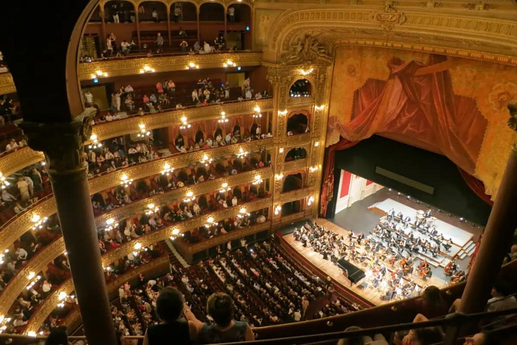 Imponente interior del Teatro Colón en Buenos Aires, Argentina.