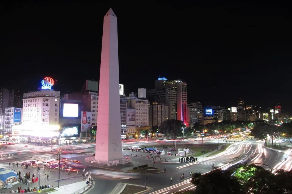 Impresionante Vista Nocturna del Obelisco en Buenos Aires.
