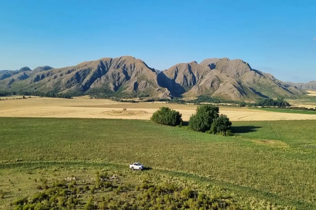 Vista de las formaciones rocosas y valles verdes de la Sierra de la Ventana bajo un cielo despejado de primavera., provincia de Buenos Aires, Argentina.