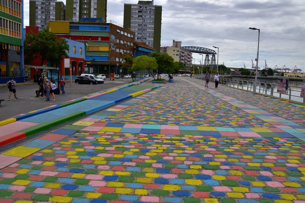 La costanera del barrio de La Boca en Buenos Aires, principalmente conocida como el Paseo de las Artes Pedro de Mendoza y la zona de Vuelta de Rocha, ofrece un recorrido histórico a orillas del Riachuelo. Destaca por sus vistas al antiguo Puente Trasbordador, murales, y la cercanía al colorido Caminito.