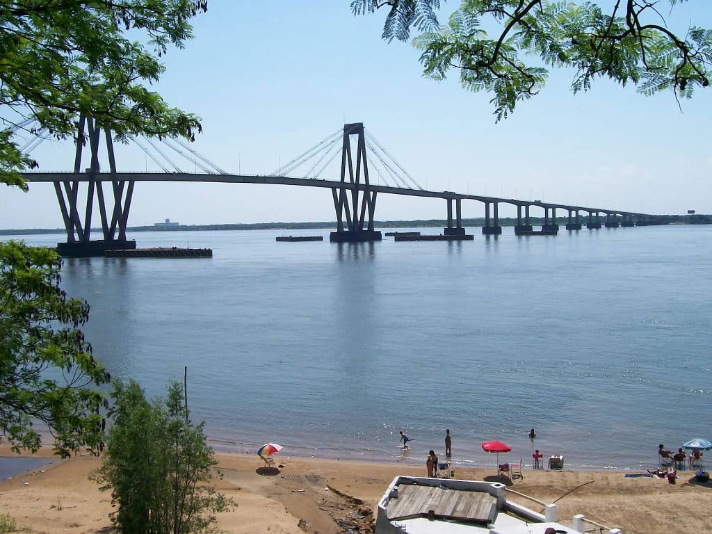 Playa sobre el río Paraná. Ciudad de Corrientes. Argentina.
Foto de User Pertile in es.wikipedia, CC BY 3.0, via Wikimedia Commons.