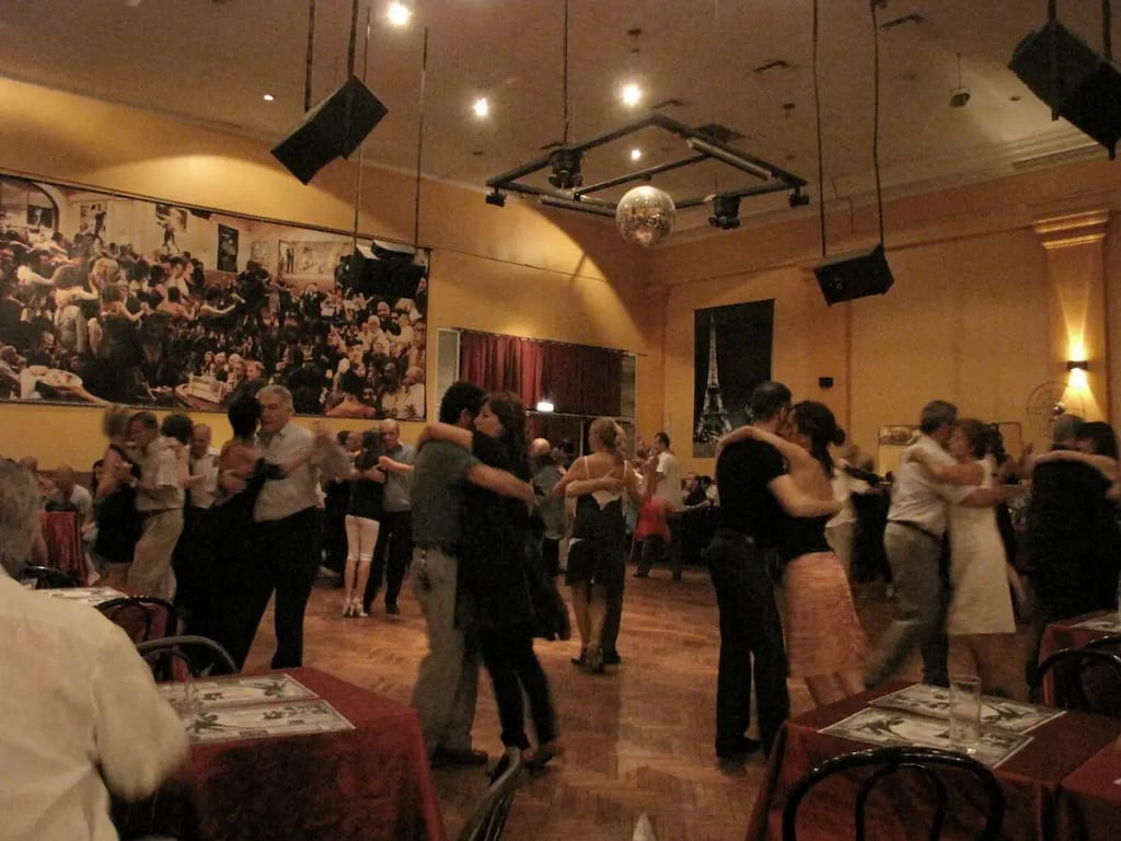 Parejas bailando tango durante el clásico evento de tango "A Puro Tango Milonga" realizado a menudo los domingos en el tradicional Salón Canning del barrio de Palermo, Buenos Aires