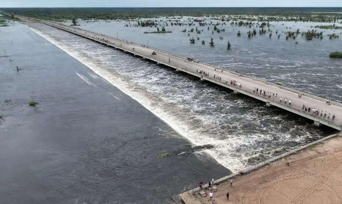 Vertedero, Ruta Provincial 28, Formosa, Argentina. El Vertedero es un destacado punto de acceso al Bañado La Estrella, ubicado a 45 km de Las Lomitas, procincia de Formosa, Argentina, sobre la Ruta Provincial 28. Es una obra hidrovial de compuertas para el manejo de aguas, convertido en atractivo turístico por sus vistas panorámicas, avistaje de fauna y paseos en canoa.