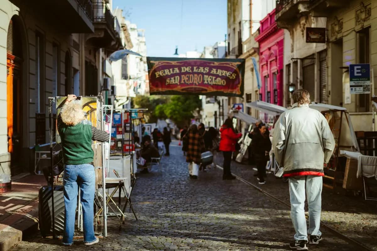 Turistas visitando "La feria de la artes", Barrio de San Telmo, Buenos Aires Turistas visitando "La feria de la artes" en San Telmo,uno de los barrios más antiguos, tradicionales e icónicos de la Ciudad de Buenos Aires