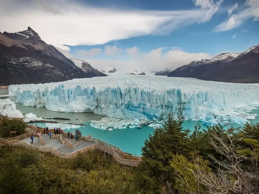 Grupo de excursionistas al Glaciar Perito Moreno en la Patagonia, Argentina Grupo de excursionistas al Glaciar Perito Moreno en la Patagonia, Argentina