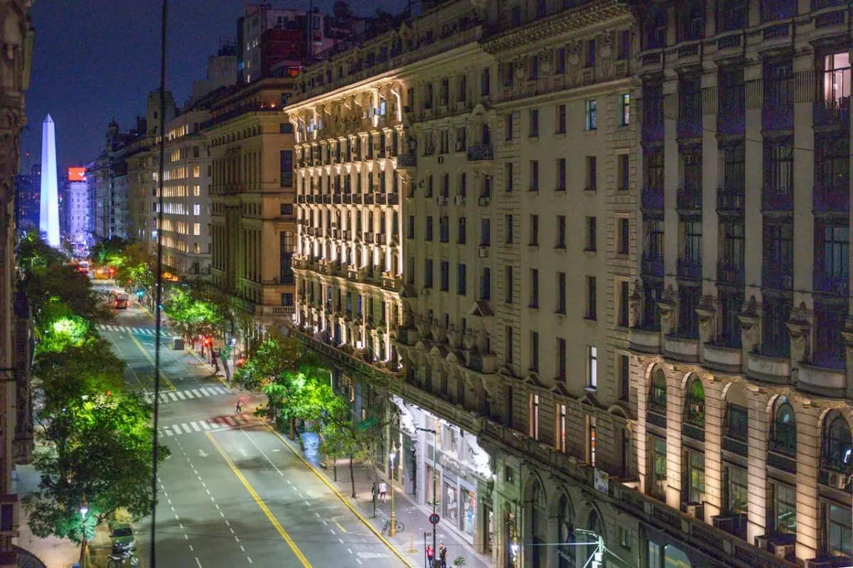 Calle iluminada de Buenos Aires por la noche con vista al Obelisco. Calle iluminada de Buenos Aires por la noche con vista al Obelisco.
