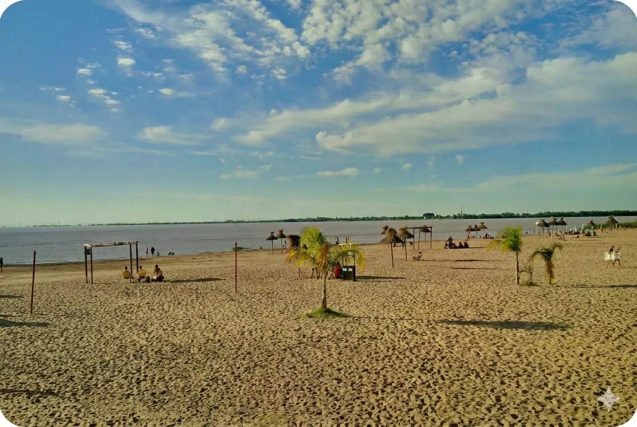 Playa Thompson en Paraná, Entre Ríos Argentina. Foto de Nande!. CC BY-NC-SA 2.0. en Flickr. Visat del balneario Playa Thompson en Paraná, Argentina
