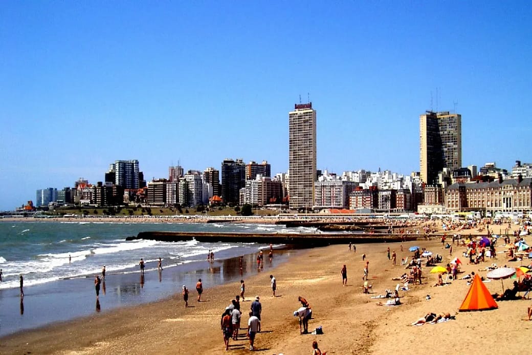 Panorámica de la Playa Bristol en Mar del Plata. Panorámica de la Playa Bristol en Mar del Plata, con los icónicos edificios de la rambla y el mar de fondo, Provincia de Buenos Aires, Región Buenos Aires, Argentina.