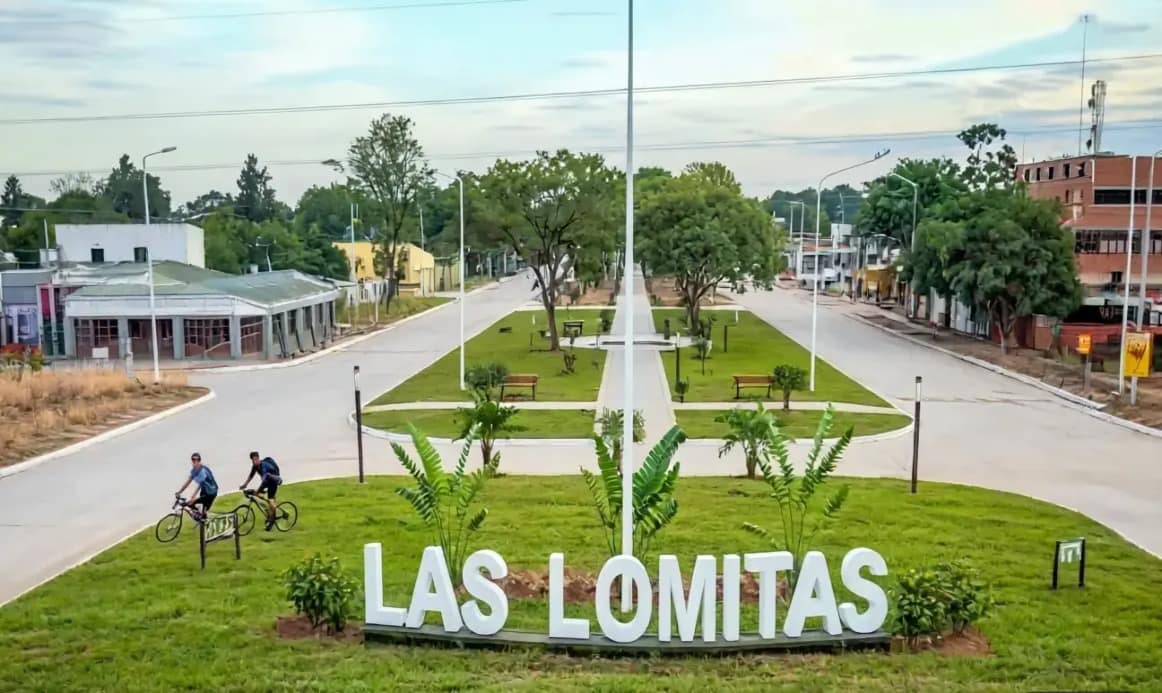 Entrada a Las Lomitas, Formosa, Argentina. Las Lomitas, provincia de Formosa, Argentina. Es una vía de acceso importante al Bañado La Estrella, el segundo humedal más grande de Argentina. La ciudad ofrece una variedad de servicios turísticos, como alojamiento, gastronomía, excursiones y observación de aves.