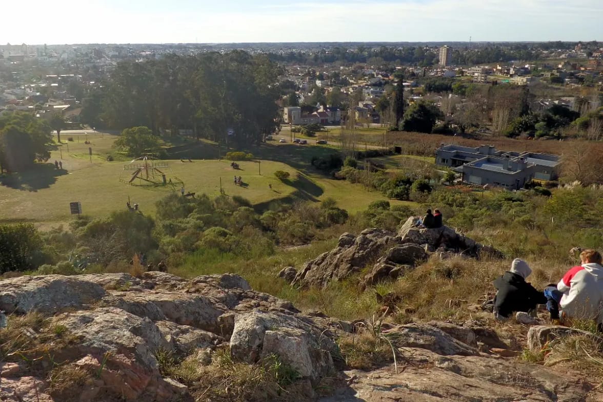 Sierras de Tandil: Paisajes y Trekking Vista de las formaciones rocosas y valles verdes en el parque Bicentenario de Tandil, bajo un cielo despejado de primavera. Provincia de Buenos Aires, Región Buenos Aires, Argentina.