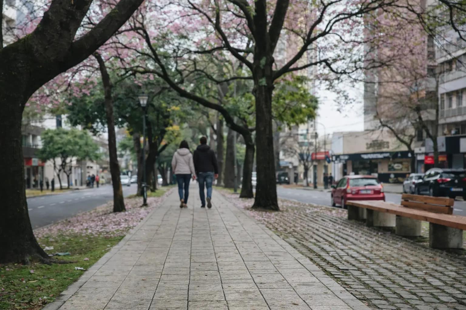 Recreación de pareja caminando en Boulevard Galvez en Santa Fe, Argentina.