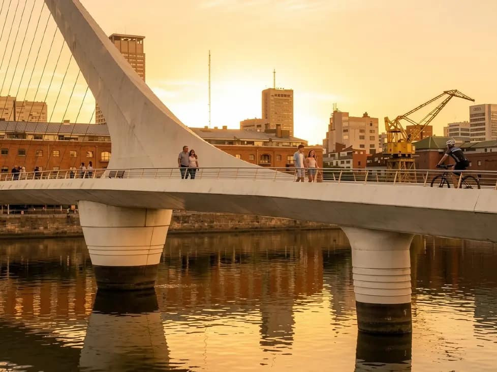 Puente de La Mujer en Puerto Madero, Buenos Aires. Puente de La Mujer en Puerto Madero, Buenos Aires.