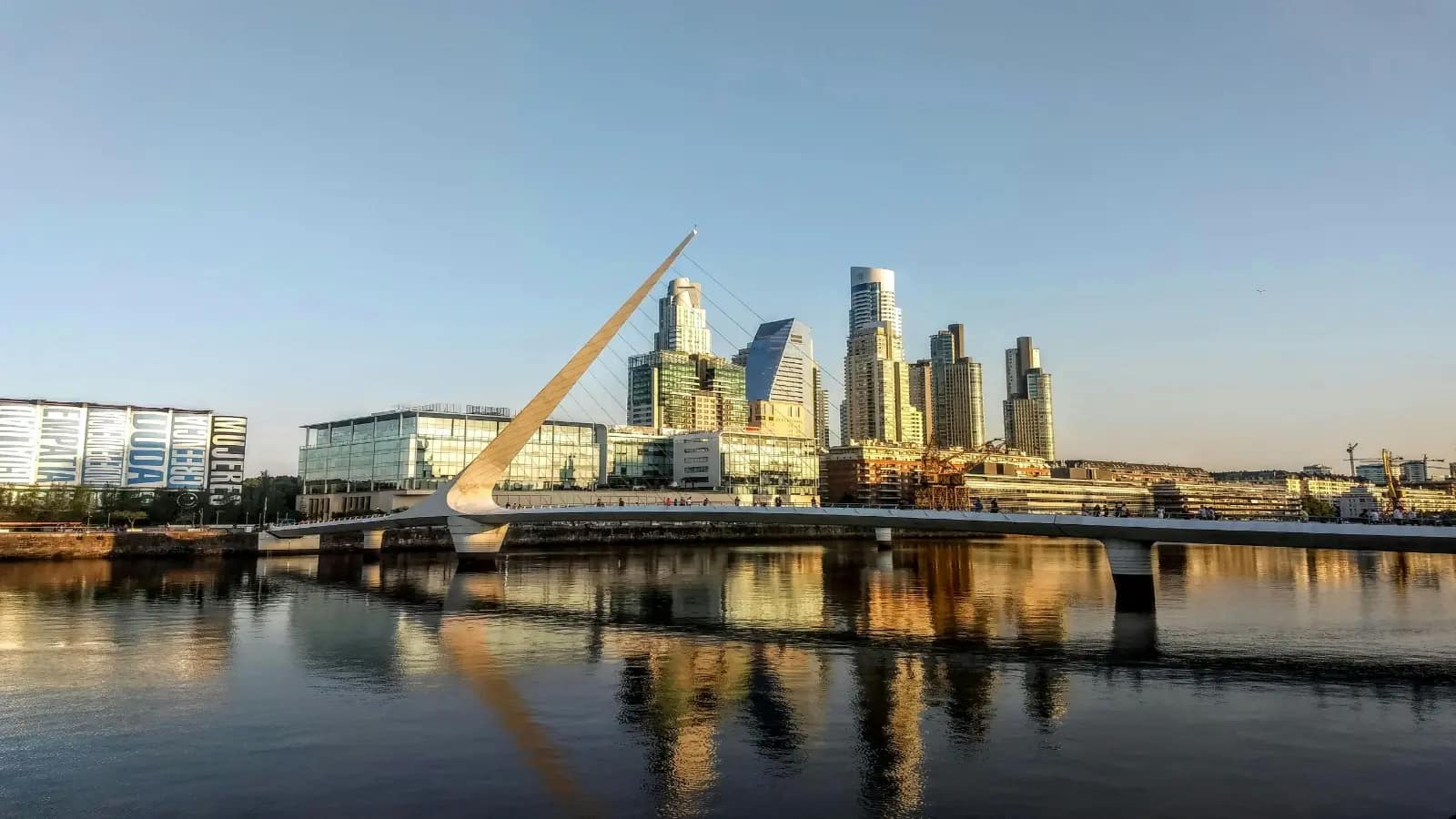 Puerto Madero al atardecer con skyline moderno de Buenos Aires