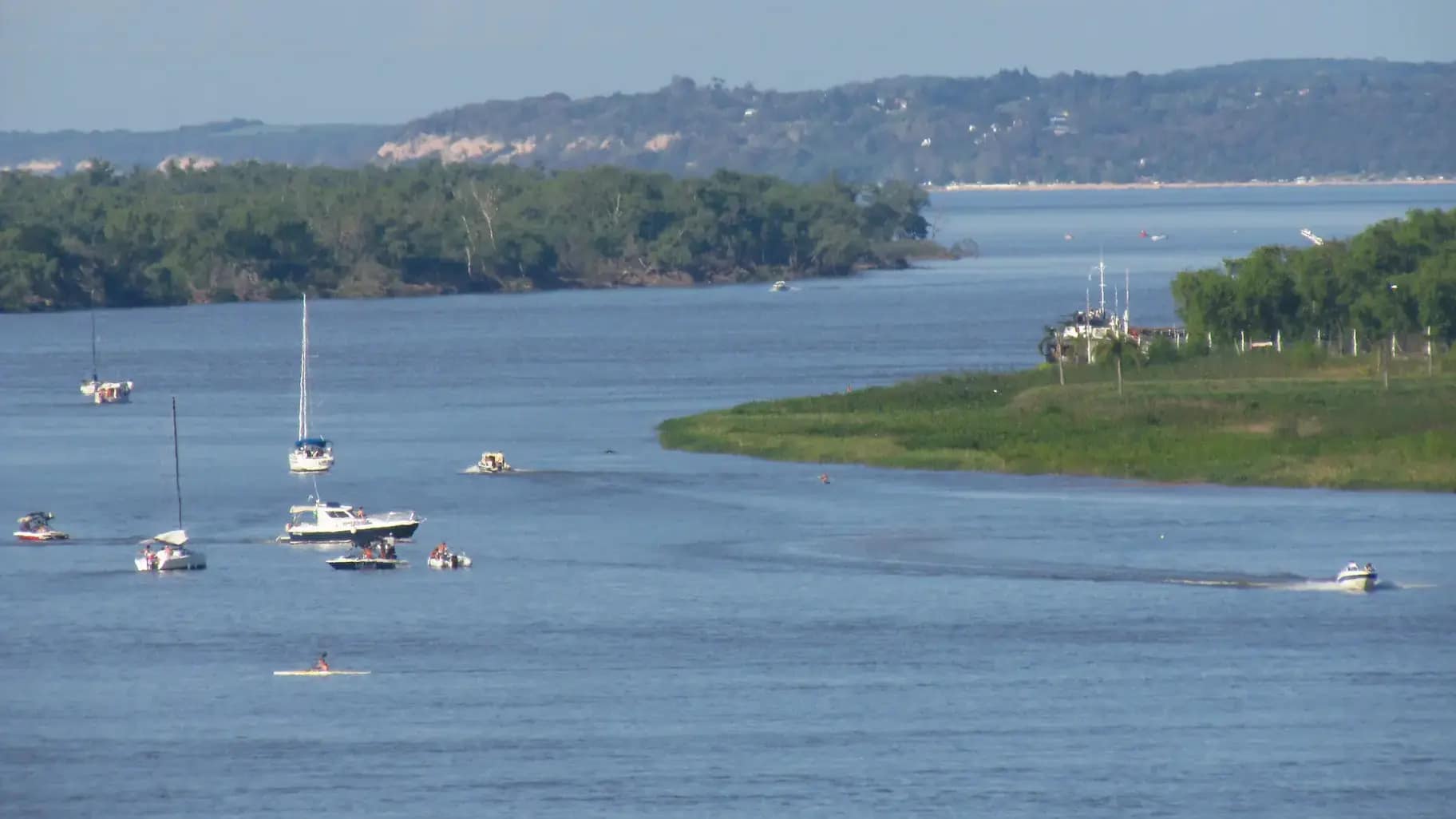Deportes acuaticos en Río Paraná. Ciudad de Paraná, Entre_Ríos, Argentina.
Foto de ANDY ABIR ALAN, CC BY-SA 3.0, via Wikimedia Commons. Paraná, Entre_Ríos, Argentina panoramio (515)