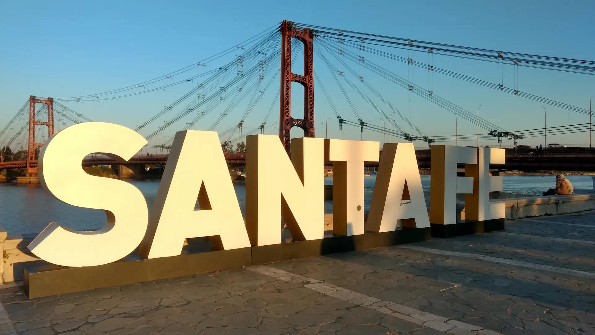 Costanera y puente colgante sobre Laguna Setúbal en Samta Fe, Argentina.
