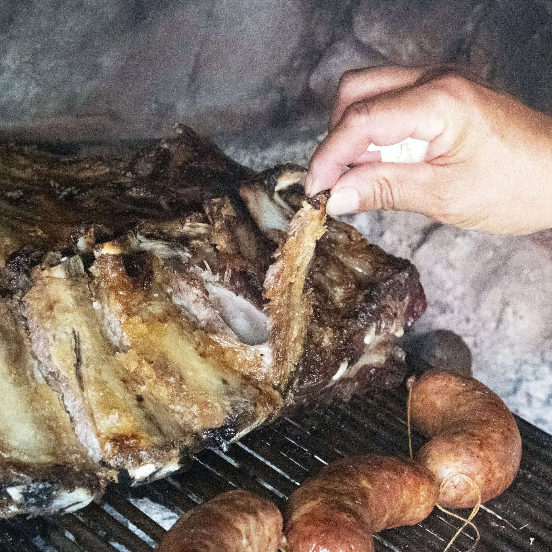 Asado Argentino Tradicional con Carne Jugosa. Foto libre en freejpg Asado Argentino. Tradicional con Carne Jugosa., chorizos, morcilla y salchicha parrillera.y Asado Argentino. Tradicional con Carne Jugosa., chorizos y