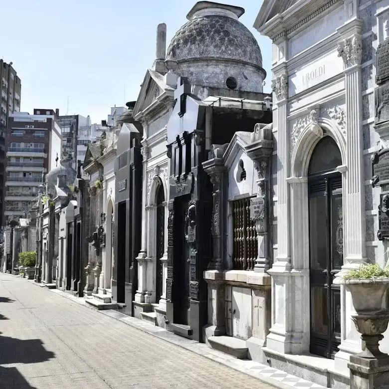 Cementerio de la Recoleta, Buenos Aires, Argentina. El Cementerio de la Recoleta es un famoso cementerio de la ciudad de Buenos Aires, Argentina. Ubicado en el barrio de Recoleta y contiene las tumbas de personas muy reconocidas
