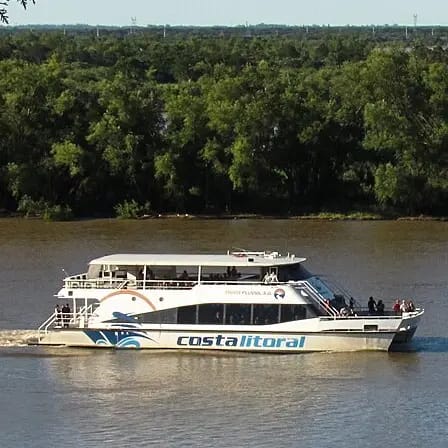Foto de ANDY ABIR ALAN, CC BY-SA 3.0, via Wikimedia Commons. Paseo en bote por el río Paraná. Paraná, Entre Ríos, Argentina Turismo fluvial por le río Paraná con base en la ciudad de Paraná, Entre Ríos, Argentina.