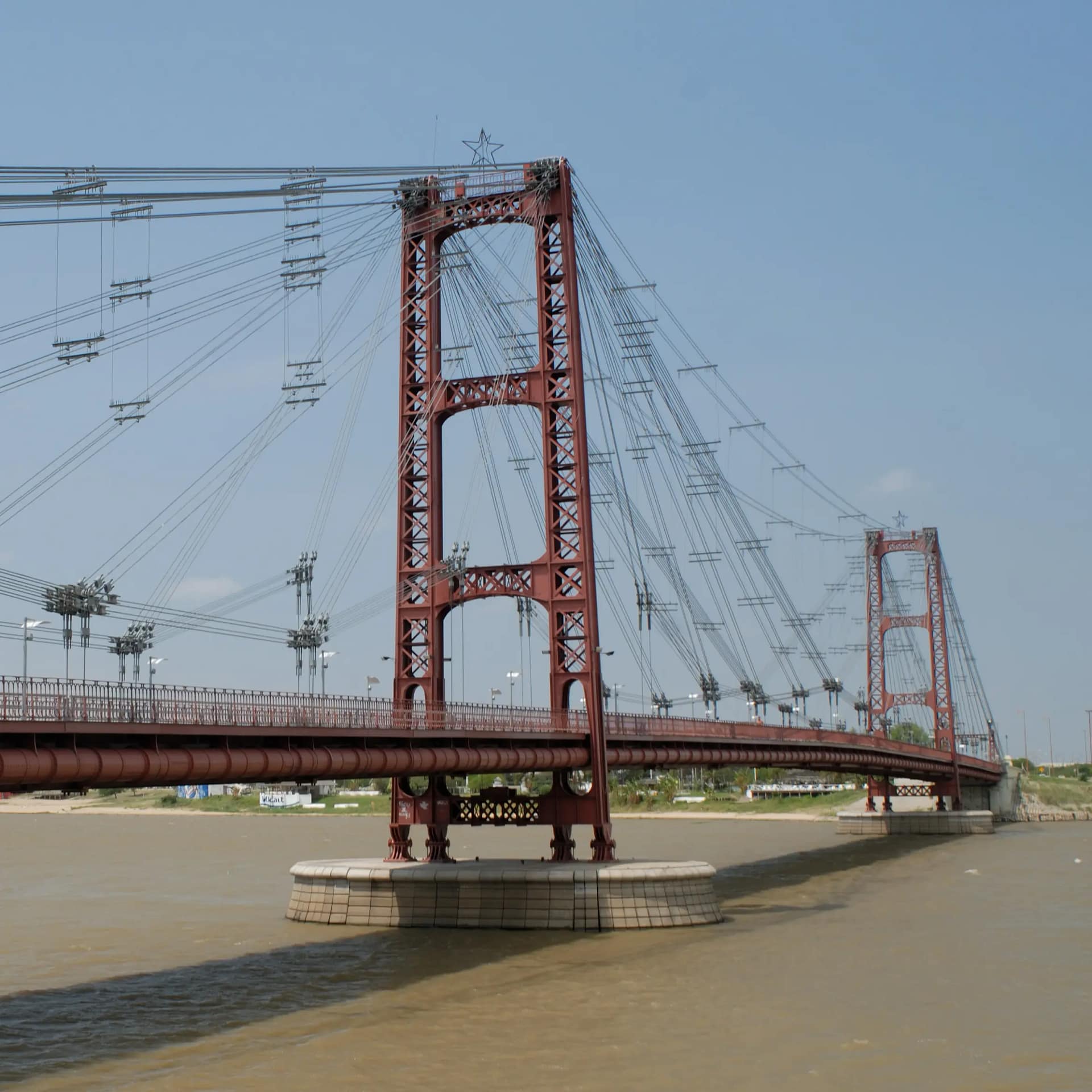 Foto de freejpg. Puente colgante sobre lagúna setúbal. Icono de Santa Fe, Argentina Puente colgante sobre Lagúna Setúbal. Icono de Santa Fe, Argentina