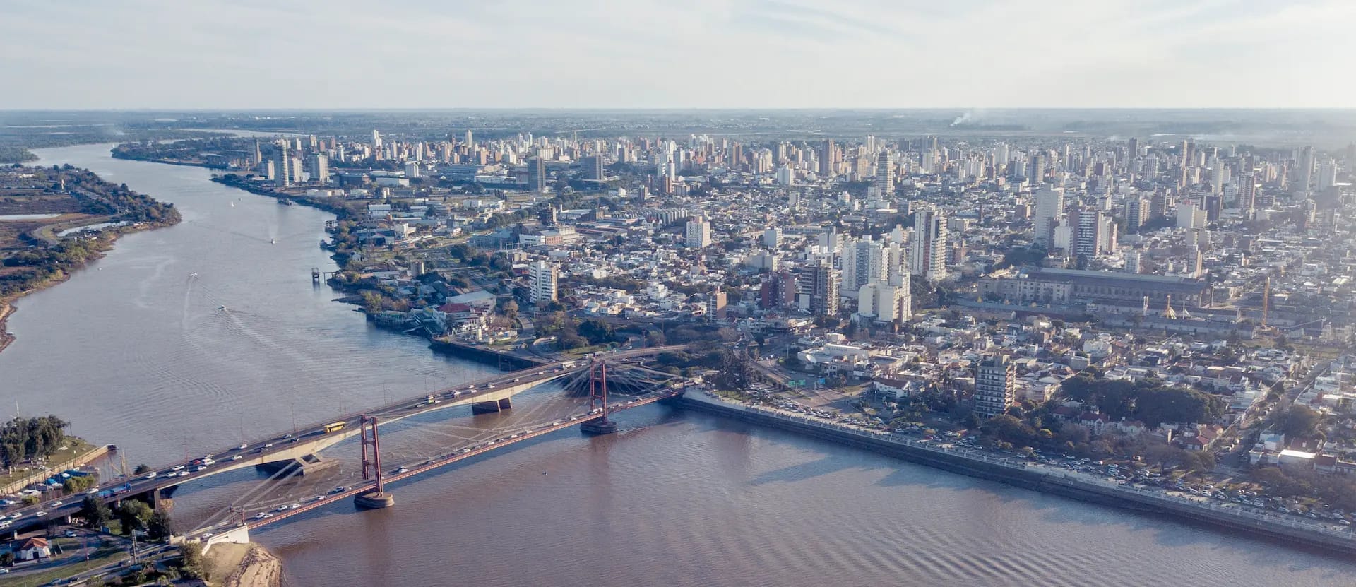 Puente Colgante de Santa Fe  al atardecer sobre la Laguna Setúbal, Santa Fe, Argentina.