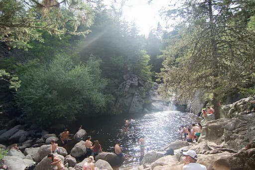 F100037105 Cena Tranquila do Rio de Montanha em La Cumbresita, Argentina. Foto libre en freejpg.