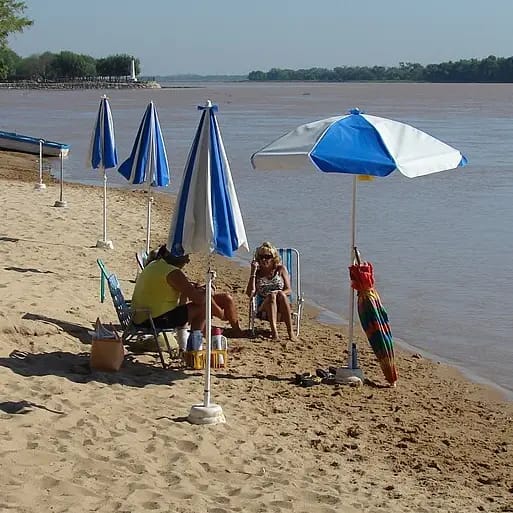 Balneario sobre el Río Paraná. Paraná, Entre Ríos, Argentina. Foto de ANDY ABIR ALAN, CC BY-SA 3.0, via Wikimedia Commons. Balneario sobre el Río Paraná. Paraná, Entre Ríos, Argentina