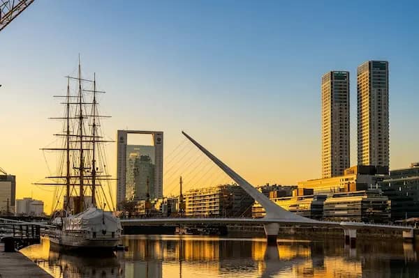 Buque Museo Fragata ARA atracado en frente del puente de la Mujer en Puerto Madero al atardecer Buque Museo Fragata ARA atracado en frente del puente de la Mujer en Puerto Madero al atardecer, Buenos Aires.