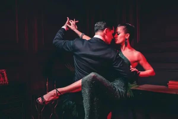 Pareja bailando tango en espectáculo en Buenos Aires Pareja bailando tango en espectáculo en Buenos Aires