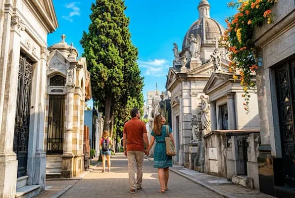 Turistas en el cementerio de La Recoleta. Turistas descubren los impresionantes museos históricos en el cementerio de La Recoleta, Buenos Aires.