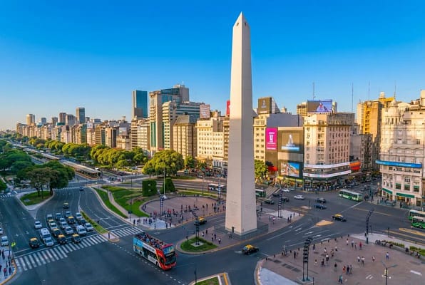 Obelisco de Buenos Aires en la bulliciosa Avenida 9 de Julio. Obelisco de Buenos Aires en la Avenida 9 de Julio con tráfico urbano