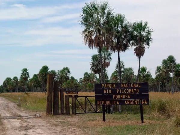 Entrada al Parque Nacional Rio Pilcomayo - Formosa, Argentina . Entrada al Parque Nacional Rio Pilcomayo - Formosa, Argentina. Caracterizado por una gran llanura cubierta de esteros y lagunas, sabanas con palmar, isletas de monte, selva de ribera y el clima es subtropical templado. Su fauna está adaptada a este clima y se destaca por su diversidad: Con un gran números especies de aves, peces, anfibios, reptiles y mamíferos