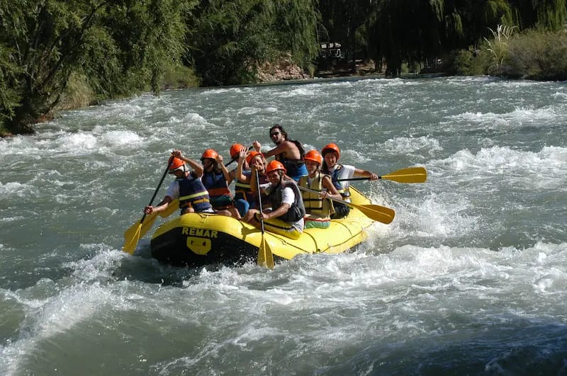 Excursionistas de aventura haciendo rafting en el río Atuel en San Rafael (Valle Grande), provincia de Mendoza, Argentina. Región Cuyo.