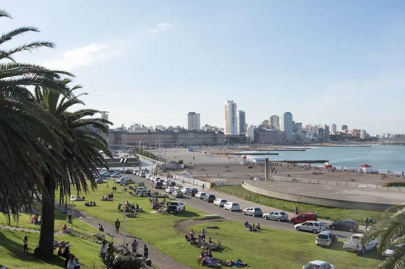 Perspectiva Costera de Mar del Plata con la Ciudad en el horizonte Perspectiva Costera de Mar del Plata con la Ciudad en el horizonte