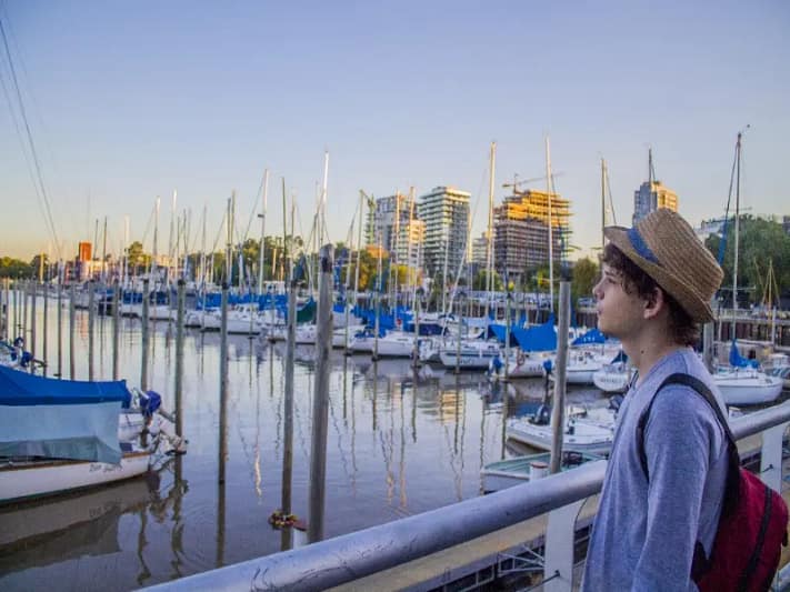Un turista disfruta la vista del muelle de veleros en Puerto Madero. Un turista disfruta la vista del muelle de veleros en Puerto Madero.