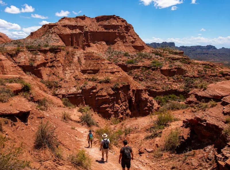 Senderistas en el Parque Nacional Sierra de las Quijadas, San Luis, Argentina. Región Cuyo