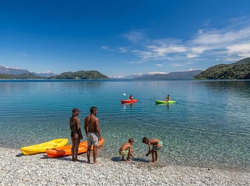 Playa en el lago Nahuel Huapi, Bariloche. Durante el verano Playa en el lago Nahuel Huapi, Bariloche. Durante el verano