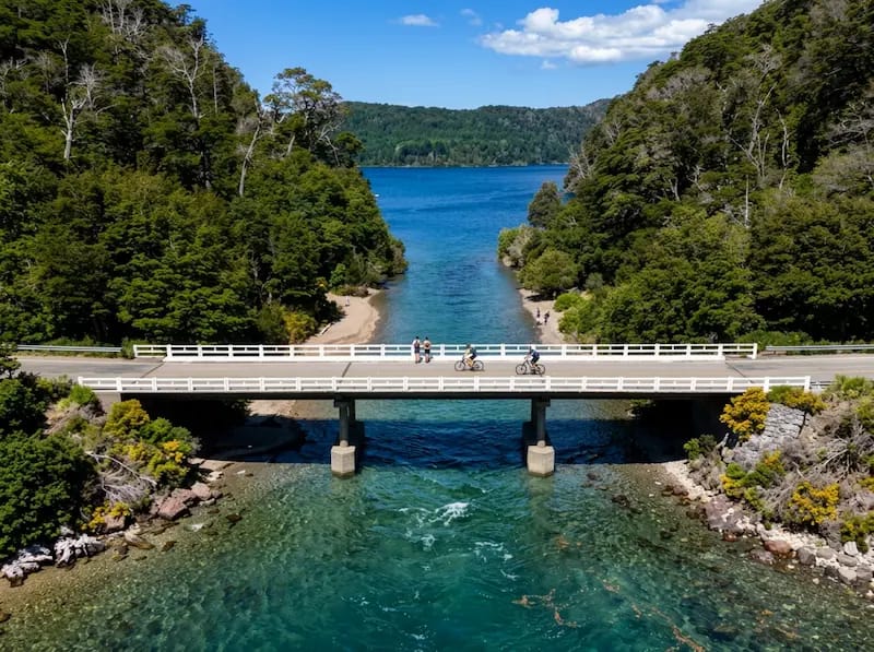 El arroyo La Angostura, ubicado en Bariloche, conecta el Lago Moreno con el Lago Nahuel Huapi. El arroyo La Angostura, ubicado en Bariloche, conecta el Lago Moreno con el Lago Nahuel Huapi.