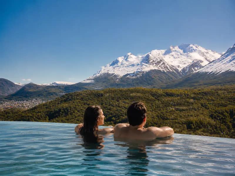 Hotel & Spa con vista al Monte Olivia, Ushuaia, provincia Tierra del Fuego Pareja disfrutando en Hotel & Spa, Ushuaia, provincia de Tierra del Fuego,Argentina