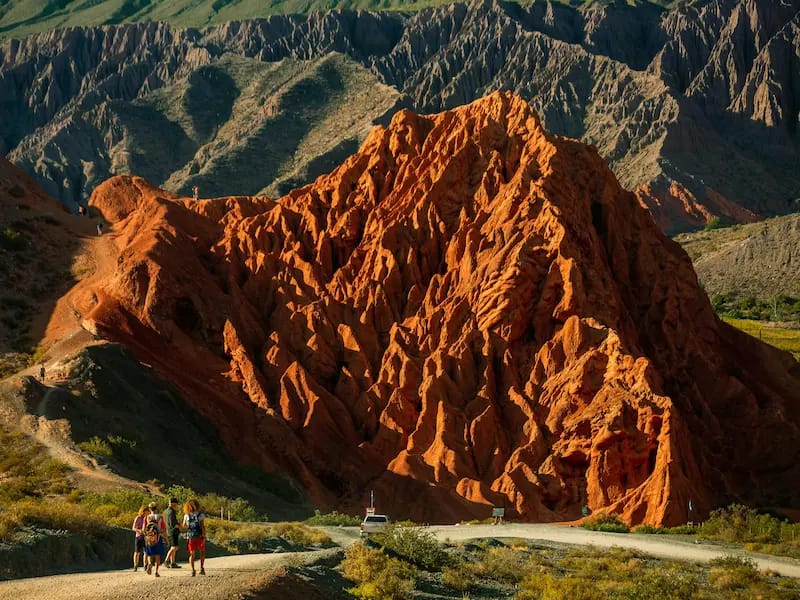 Excursionistas recorriendo un paisaje de montaña en Purmamarca, Argentina. Excursionistas recorriendo un paisaje de montaña en Purmamarca, Argentina.