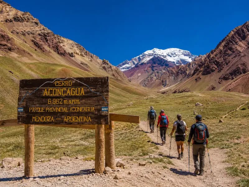 Senderistas hacia el cerro Aconcagua, la montaña más alta de América. Parque Provincial Aconcagua, provincia de Mendoza, Argentina. Región Cuyo