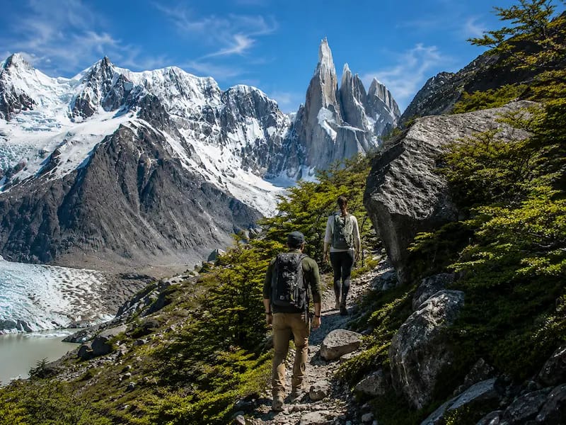 Trekking en sendero a Laguna Torre, El Chalten, provincia de Santa Cruz Trekking en sendero a Laguna Torre, El Chalten, provincia de Santa Cruz